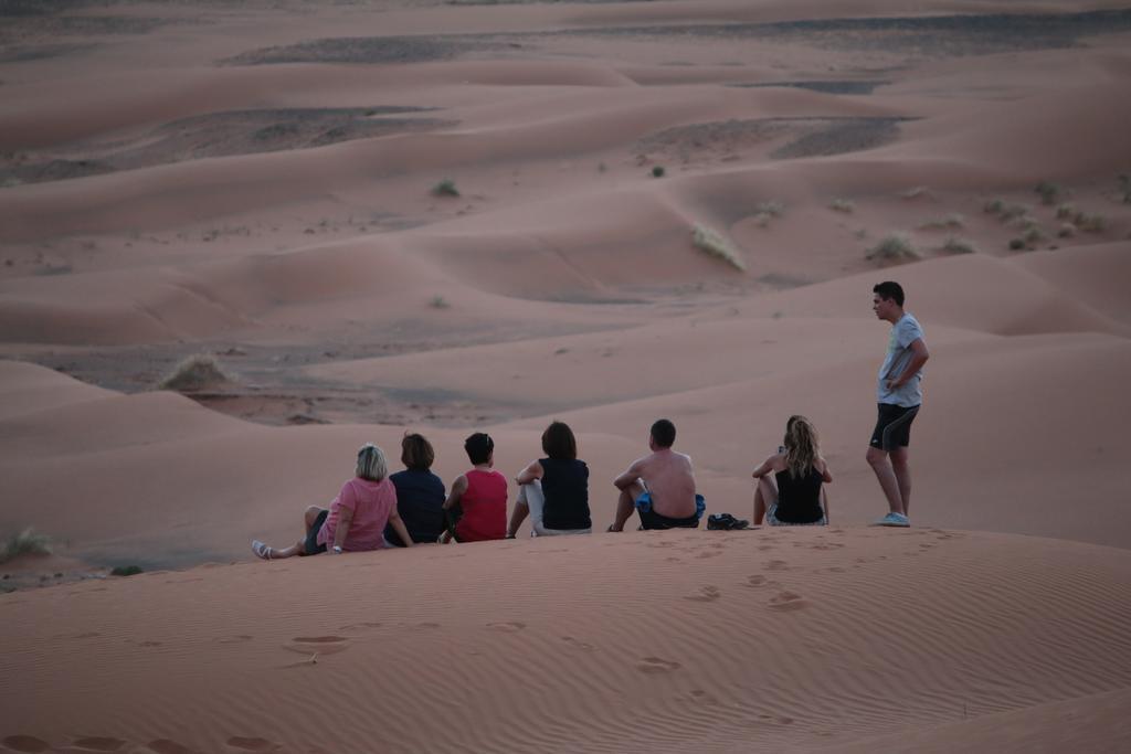 Bivouac Erg Znaigui Hotel Merzouga Bagian luar foto