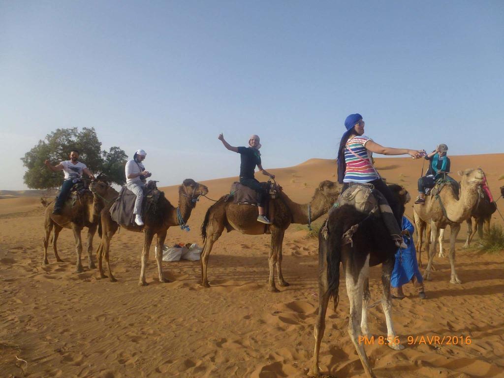 Bivouac Erg Znaigui Hotel Merzouga Bagian luar foto